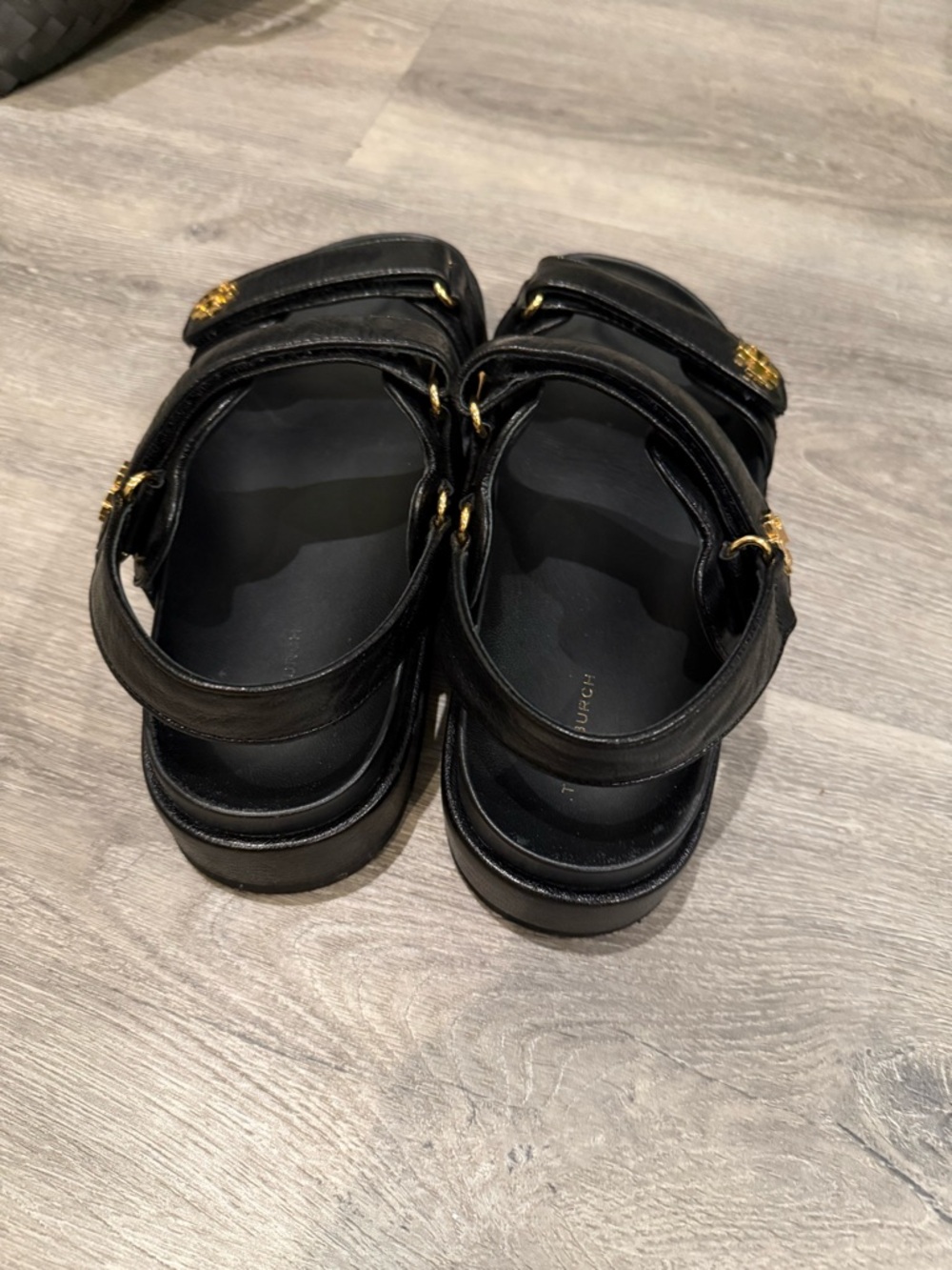 Tory Burch Black Leather Velcro women’s 

 Sandals with Gold Logo - Picture 5 of 7